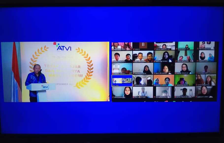 Direktur Akademi Televisi  Indonesia ( ATVI) Eduard Depari ketija memberikan sambutan pada acara penyambutan mahasiswa baru ATVI tahun akademik 2020-2021, di Studio 2 ATVI, Jakarta, Sabtu, 12 September 2020.