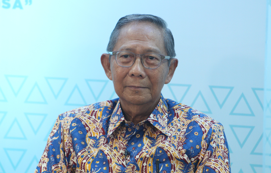 Penulis buku Reinventing Indonesia  