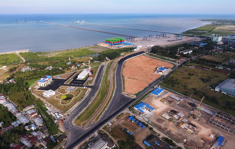 Kuala Tanjung Multipurpose Terminal (KTMT) yang dioperasikan anak perusahaan PT Pelabuhan Indonesia I (Persero).

