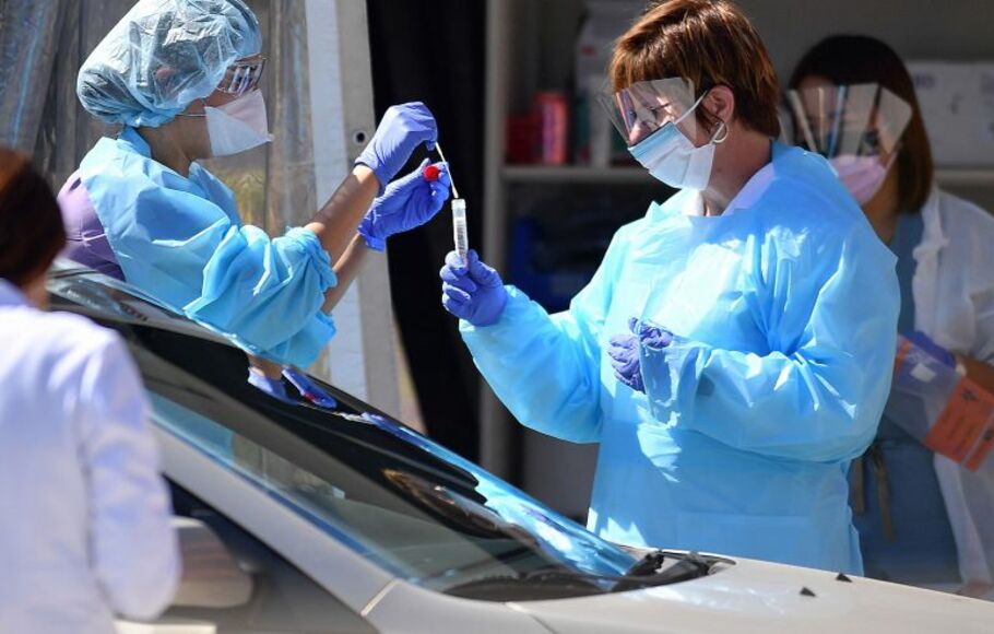 Petugas medis di Kaiser Permanente French Campus menguji pasien untuk virus corona baru, Covid-19, di fasilitas pengujian drive-thru di San Francisco, AS pada 12 Maret 2020. 