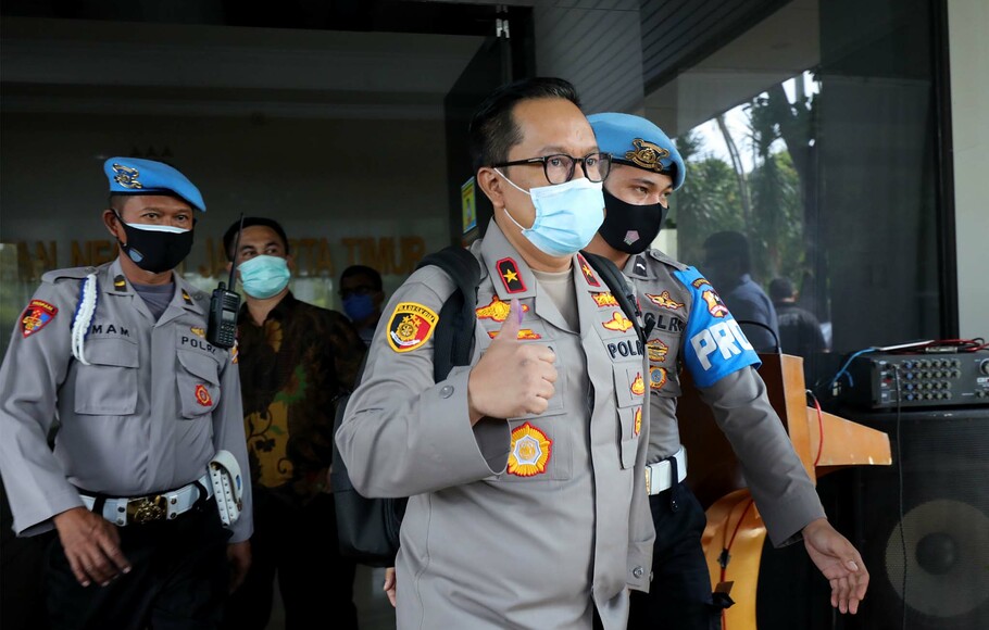 Tersangka atas kasus dugaan pemalsuan surat jalan narapidana pengalihan hak tagih atau cessie Bank Bali Brigjen Prasetijo Utomo, meninggalkan Gedung Kejaksaan Negeri Jakarta Timur  Senin 28 September 2020.