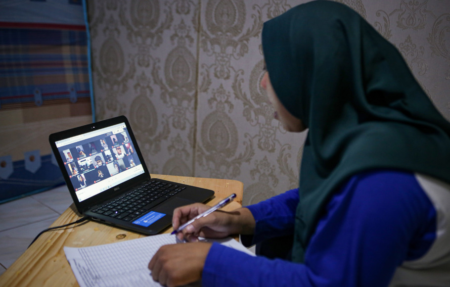 Seorang guru olahraga memberi nilai pelajaran olahraga secara daring di rumahnya di Komplek Pengayoman, Kota Tangerang, Banten, Rabu (19/8/2020). Pengambilan nilai pelajaran olahraga tersebut dilakukan secara daring karena masih menerapkan sistem pembelajaran jarak jauh (PJJ) guna mencegah penyebaran Covid-19 di sekolah.
