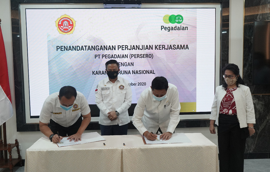 Penandatanganan nota kesepahaman oleh Direktur Utama PT Pegadaian (Persero), Kuswiyoto, dengan Ketua Umum Karang Taruna Nasional, Didik Mukrianto, di kantor pusat Pegadaian, Senin 5 Oktober 2020.