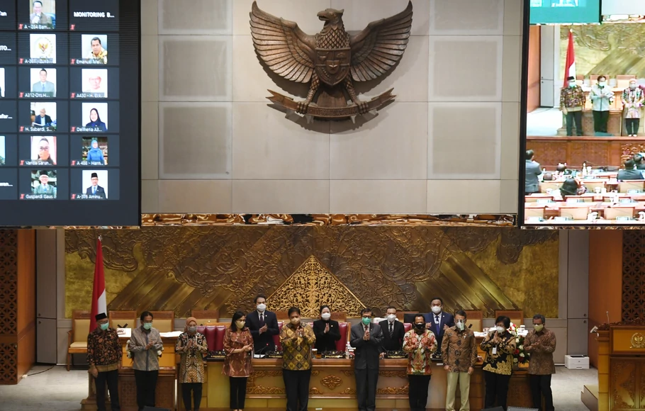 Para menteri dan pimpinan DPR berfoto bersama seusai pengesahan RUU Cipta Kerja menjadi undang-undang di gedung DPR Jakarta, Senin, 5 Oktober 2020.