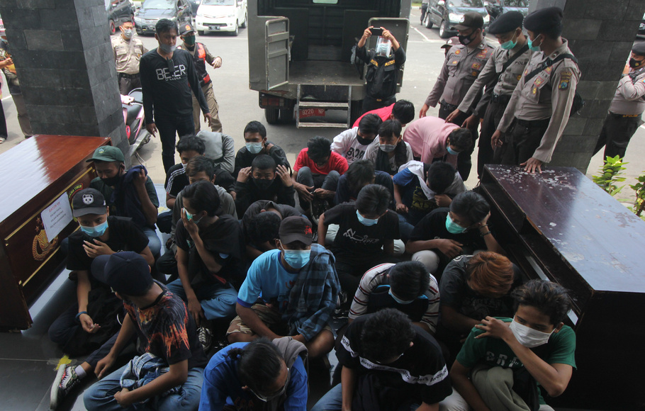 Polisi menangkap para perusuh dalam aksi demonstrasi menentang UU Cipta Kerja.