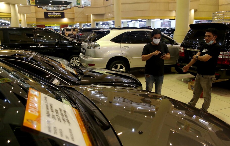 Sejumlah mobil bekas yang dijual di dalam sebuah mall di Jakarta Selatan, Kamis, 15 Oktober 2020. 