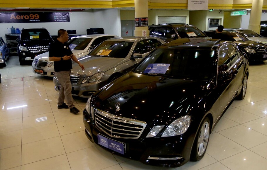 Sejumlah mobil bekas yang dijual di dalam sebuah mall di Jakarta Selatan, Kamis, 15 Oktober 2020.