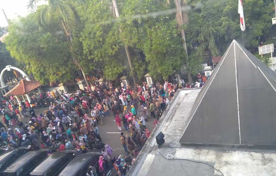 Pendaftar Bansos UMKM Berdesakan, Pemkot Tangerang Tunda ...