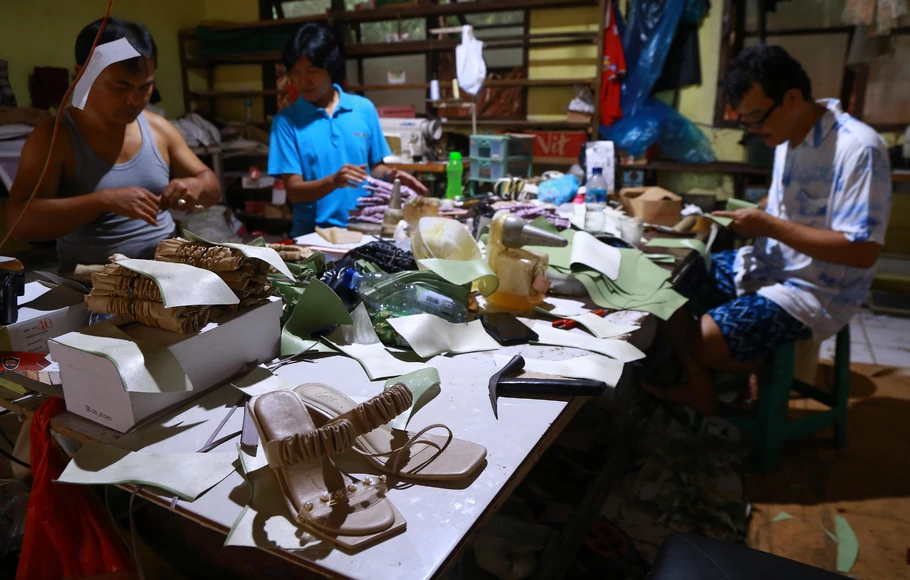 Pekerja menyelesaikan pembuatan sepatu di industri UMKM sepatu wanita Ob Shoes, di Pamulang, Tangerang Selatan, Senin (19/10/2020). Sebelum pandemi Covid-19 melanda usaha sepatu wanita  ini bisa memproduksi hingga 150 pasang sepatu tiap hari yang dikirim ke wilayah Jabodetabek. 