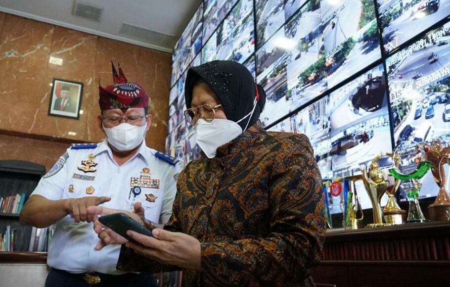 Direktur Jenderal Perhubungan Darat Budi Setiyadi bersama Wali Kota Surabaya Tri Rismaharini usai menandatangani nota kesepahaman program BTS di Surabaya, Kamis (22/10/2020).