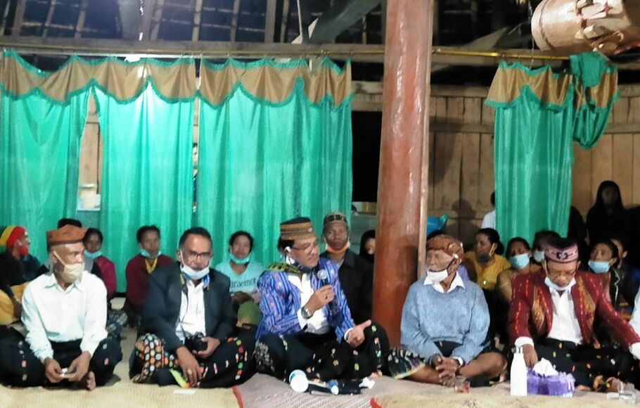  Calon bupati dan wakil bupati Manggarai Deno Kamelus dan Viktor Madur (paket DM) melaksanakan ritual adat, Jumat (23/10/2020).