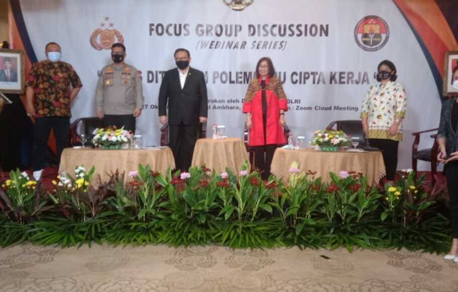 Anggota Dewan Pertimbangan Presiden (Wantimpres) H.R. Agung Laksono (kiri) foto bersama dengan pembicara lain sesuai diskusi di Jakarta, Selasa (27/10/2020).