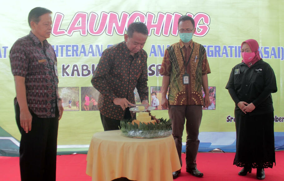 Pelaksana Tugas Bupati Sragen Dedy Endriyatno, saat meresmikan berdirinya Pusat Kesejahteraan Sosial Anak Integratif (PKSAI), di Pendopo Kabupaten Sragen, Jawa Tengah, Selasa, 27 Oktober 2020.
