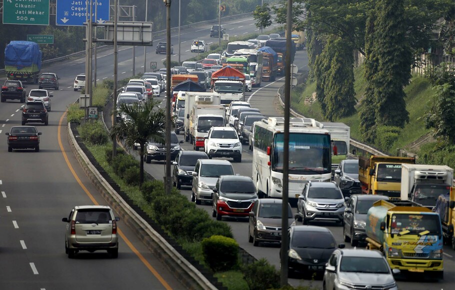 Antrian kemacetan panjang kendaraan di dalam Tol JORR (Jakarta Outer Ring Road) yang melintas di Simpang Susun Cikunir yang merupakan perpecahan Tol JORR menuju Dalam Kota ataupun menuju Tol Cikampek, Bekasi, Jawa Barat, Kamis 29 Oktober 2020.