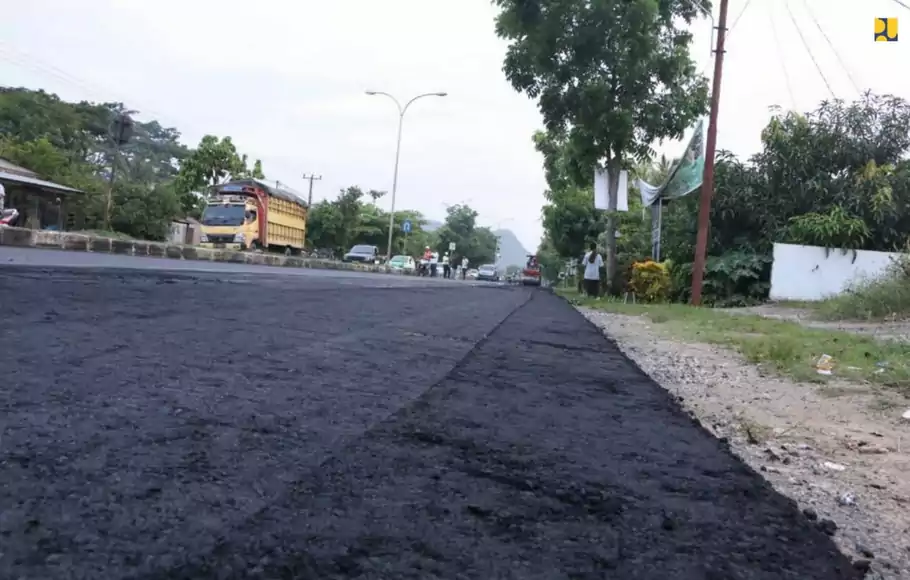 Kementerian Pekerjaan Umum dan Perumahan Rakyat (Kempupera) memanfaatkan produk Aspal Buton (Asbuton) untuk pekerjaan preservasi dan pembangunan jalan di Indonesia. 
