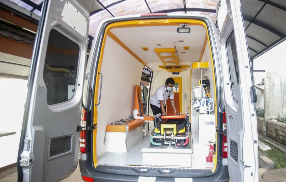 Ilustrasi ambulans dilengkapi peralatan ICU.