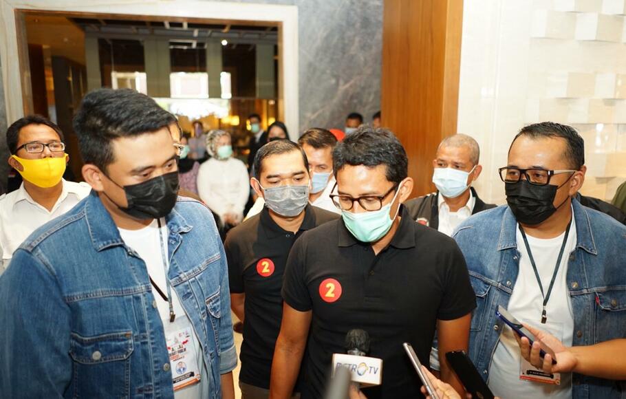 Sandiaga Uno (tengah) mengantarkan Bobby Nasution-Aulia Rahman ke lokasi debat kandidat Pilwalkot Medan di Hotel Grand Mercure, Sabtu (7/11/2020). 