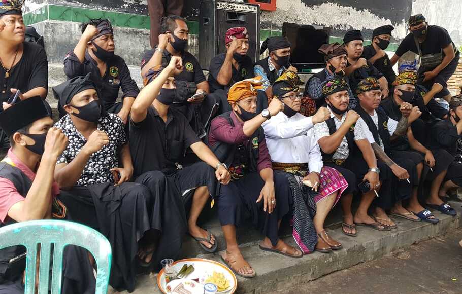 Gelaran acara Karye Mesajik Mulud Adat di Desa Sukadana, Kecamatan Terara, Kabupaten Lombok Timur.
 
