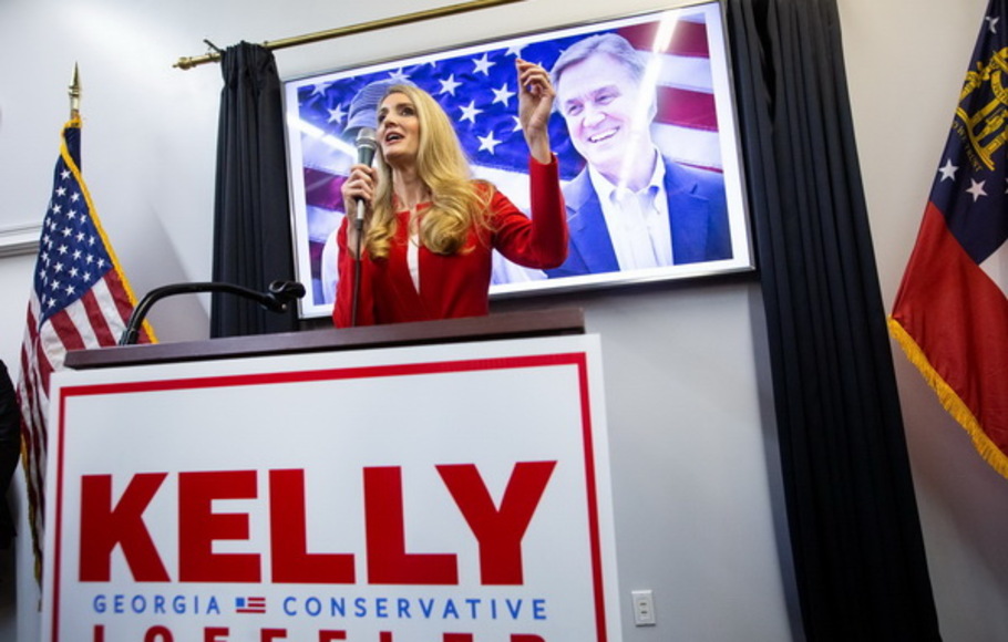 Kandidat Senat AS dari Partai Republik Kelly Loeffler berbicara kepada para pendukungnya dalam kampanye kampanye Save Our Majority dengan Senator Marco Rubio di Marietta, Georgia, AS, Rabu (11/11/2020).
