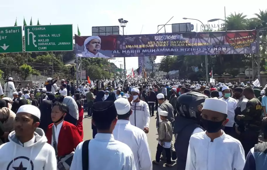 Massa simpatisan Imam Besar Front Pembela Islam (FPI) Rizieq Syihab di Simpang Gadog, Jumat (13/11/2020).