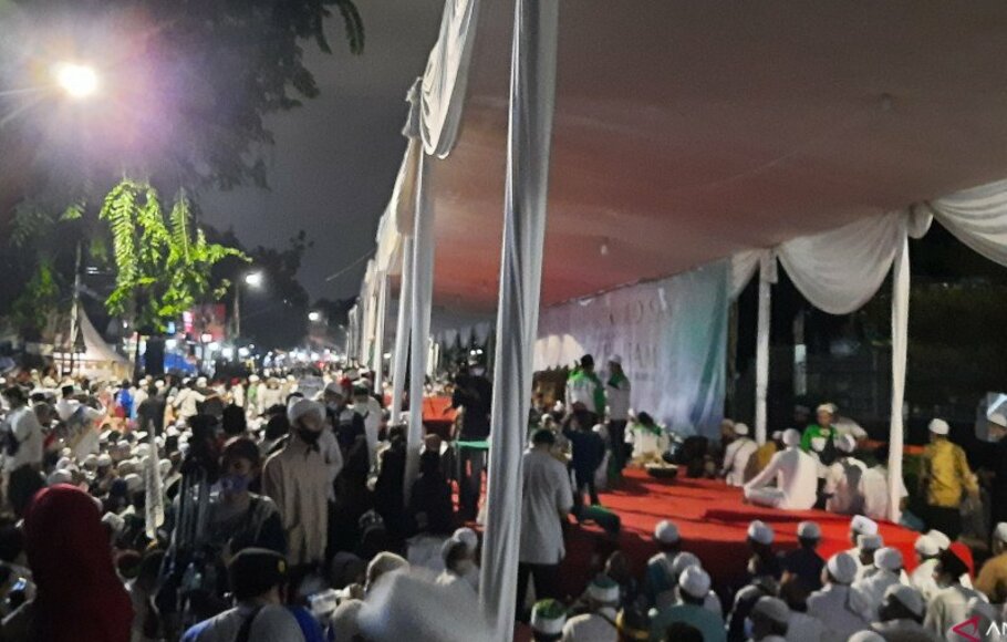 Jamaah memadati Jalan KS Tubun, Petamburan untuk mengikuti acara Maulid Nabi Muhammad SAW di kediaman pendiri Front Pembela Islam (FPI) Rizieq Sihab, Sabtu 14 November 2020.