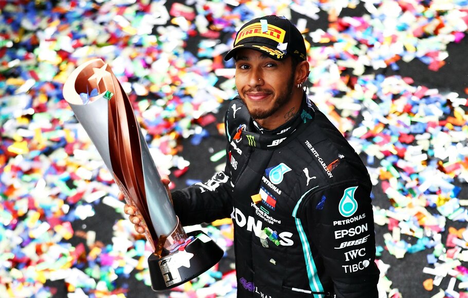Selebrasi Lewis Hamilton usai menjuarai GP Turki, Minggu, 15 November 2020.