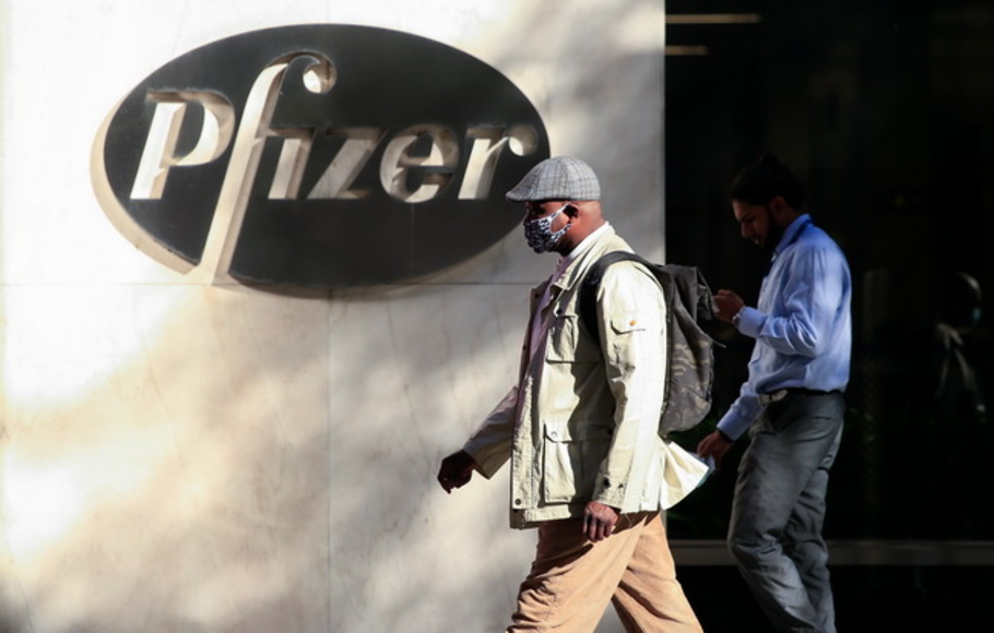 Orang berjalan di dekat kantor pusat dunia Pfizer di New York, AS, Senin (9/11/2020).