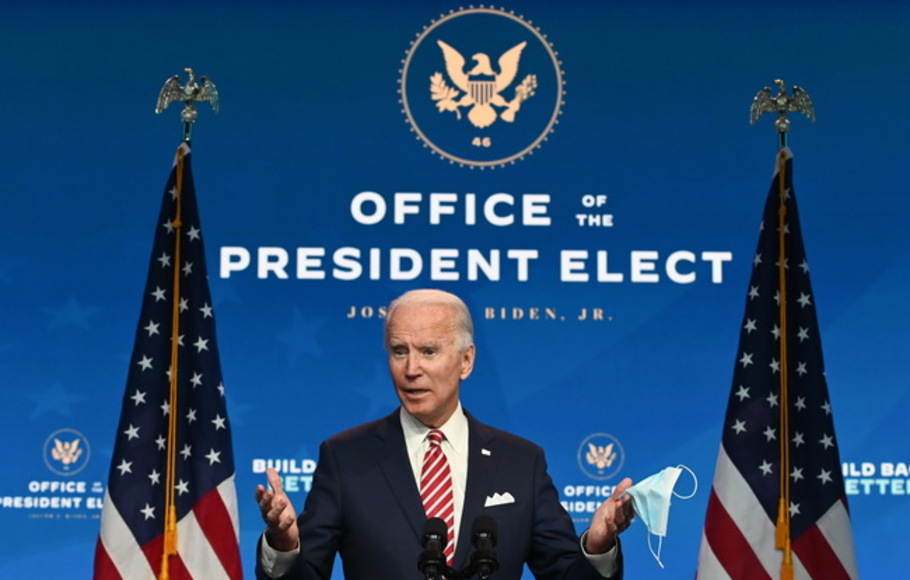 Presiden terpilih AS Joe Biden menunjukkan masker saat menjawab pertanyaan tentang Covid 19 dari pers di The Queen di Wilmington, Delaware, Senin (16/11/2020).
