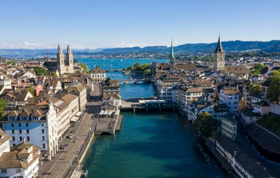 Pemandangan udara di pusat kota Zurich, Swiss.
