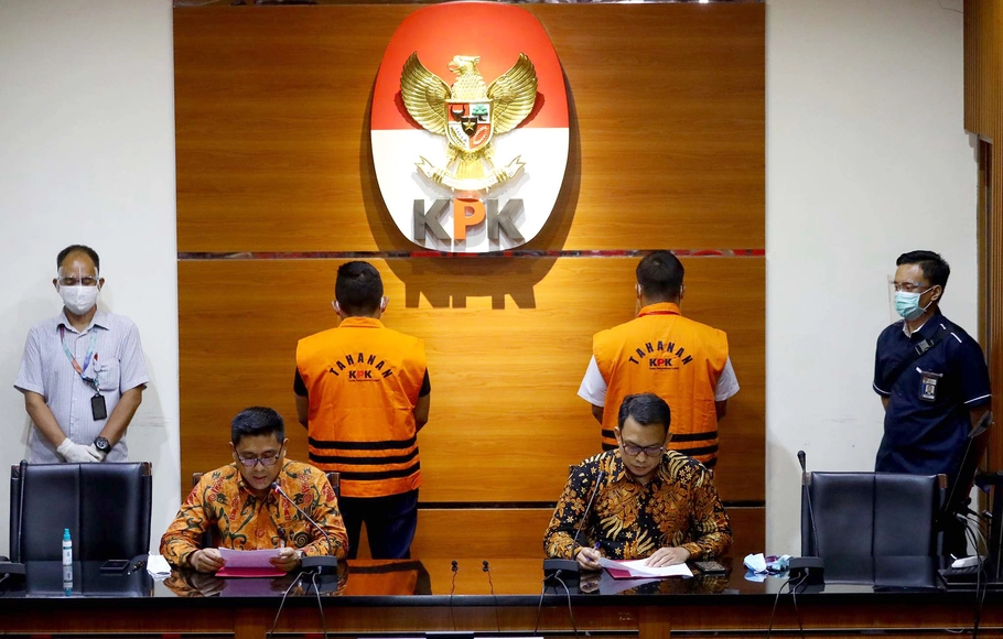 Deputi Penindakan KPK Karyoto (kedua kiri) dan Juru Bicara KPK Ali Fikri (kedua kanan) memberikan keterangan pers terkait penahanan tersangka terkait kasus Menteri Kelautan dan Perikanan Edhy Prabowo, di Gedung KPK, Jakarta, Kamis, 26 November 2020.