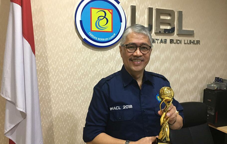 Rektor Universitas Budi Luhur Wendi Usino menerima penghargaan dengan kategori Best Data Governance for ICT University pada ajang kegiatan DataGovAI e-Summit dan e-Awards 2020.