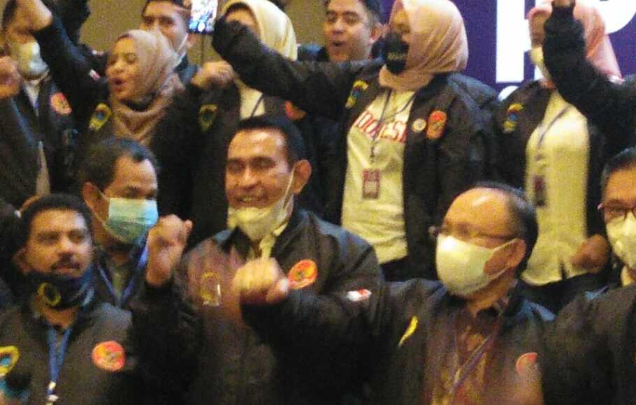 Ayub Basalamah (tengah) foto dan menyampaikan kegembiraan bersama para pendukungnya sesuai terpilih sebagai Ketua Umum Apjati Periode 2020 – 2024 di Hotel Grand Mercure, Bandung, Sabtu (28/11/2020). 