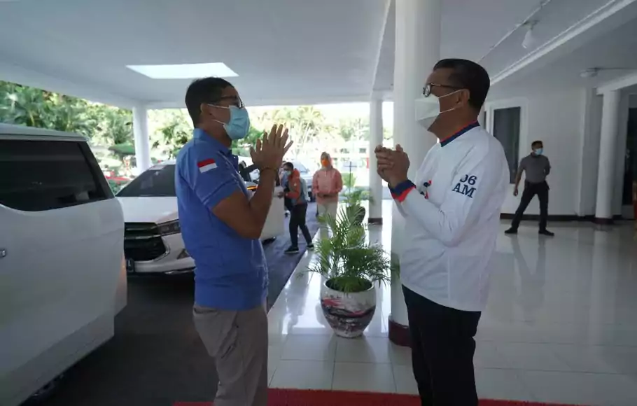 Gubernur Sulawesi Selatan (Sulsel) Nurdin Abdullah (kanan) menyambut kedatangan tokoh nasional Sandiaga Uno.