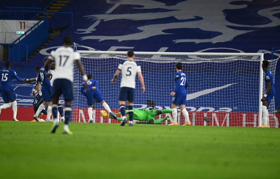 Kiper Chelsea Mendy berhasil melakukan penyelamatan dari sepakan pemain Tottenham Hotspur Serge Aurier.
