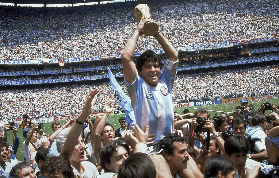 Diego Maradona mengangkat trofi Piala Dunia 1986 sebagai kapten tim Argentina.