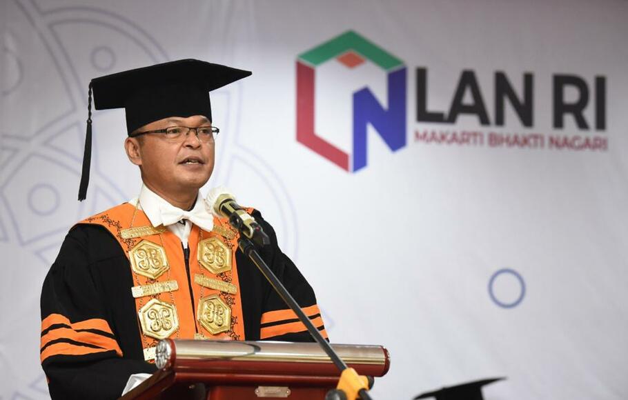 Kepala LAN, Dr Adi Suryanto, M.Si saat memberikan sambutan dalam acara wisuda mahasiswa Politeknik STIA LAN Jakarta (28/11/2020)