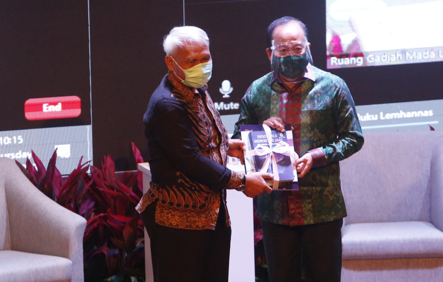 Gubernur Lemhannas RI Letjen TNI (Purn) Agus Widjojo memberikan buku kepada Gubernur Lemhannas RI  2001 - 2005 Ermaya Suradinata (kiri) pada acara peluncuran buku di Jakarta, Kamis (3/12/2020).