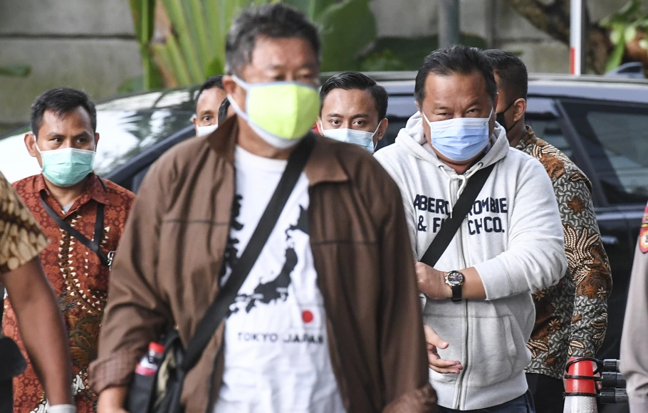 Petugas KPK membawa sejumlah orang yang diamankan dalam operasi tangkap tangan (OTT) Bupati Banggai Laut Wenny Bukamo ke dalam gedung KPK, Jakarta, Jumat, 4 Desember 2020.