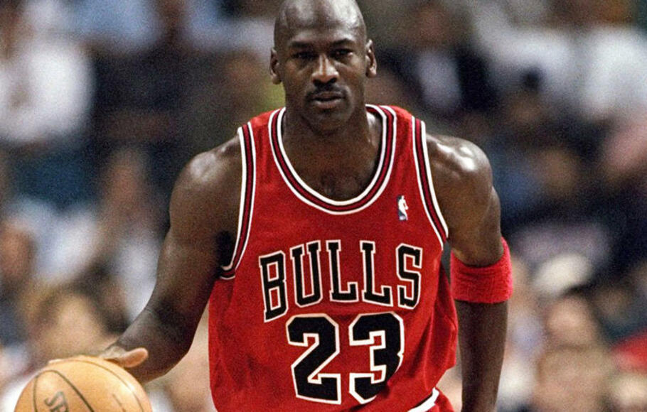 Michael Jordan saat membela Chicago Bulls.