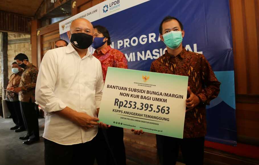 Menteri Koperasi dan UKM Teten Masduki memberikan bantuan subsidi untuk masyarakat di Sleman, Yogyakarta, Minggu (6/12/2020).