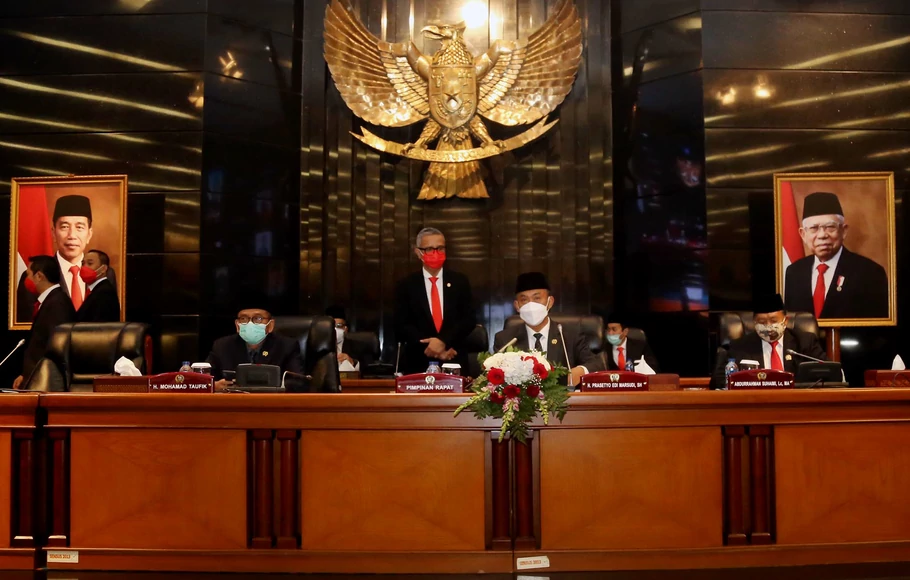 Ketua DPRD DKI Prasetyo Edi Marsudi (tengah), bersama Wakil DPRD DKI M Taufik (kiri) dan Abdurrahman Suhaimi, memimpin Rapat Paripurna DPRD DKI Jakarta, Senin, 7 Desember 2020.  