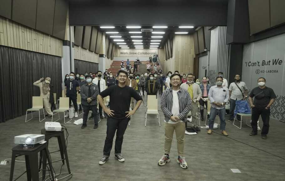 Co-Founder Entrepreneurs.id, Muhammad Randy Nugraha (kanan) bersama CEO Inhands Agency sekaligus VP Manager Nikmat Group, Deo Cardi (kiri), dalam kegiatan seminar Entrepreneurs.id di Kolabora Co-Working Space, Jakarta, Sabtu (19/12/2020).
