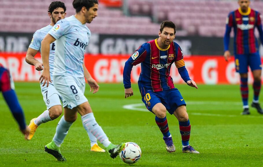 Striker Barcelona Lionel Messi berusaha merebut bola dari penguasaan pemain Valencia.