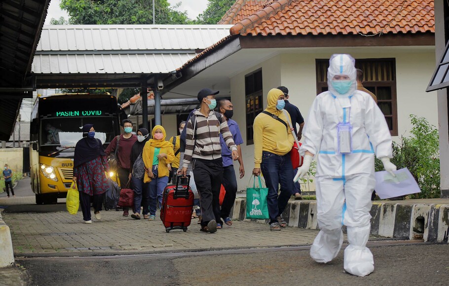 Sejumlah pasien OTG (orang tanpa gejala) Covid-19 tiba di Graha Wisata Ragunan untuk menjalani isolasi mandiri di kawasan Ragunan, Jakarta Selatan, Selasa, 22 Desember 2020. 