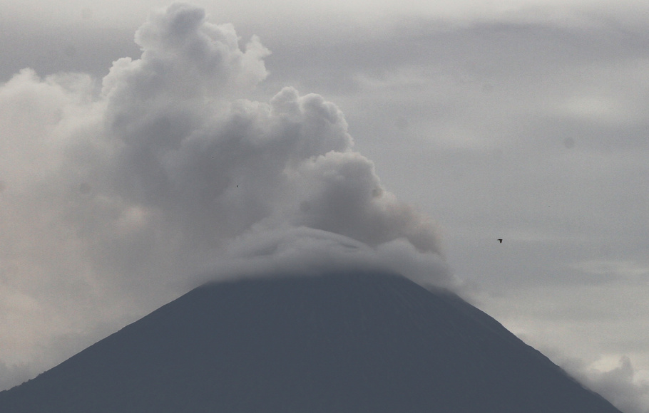 Gunung Semeru di Jawa Timur.