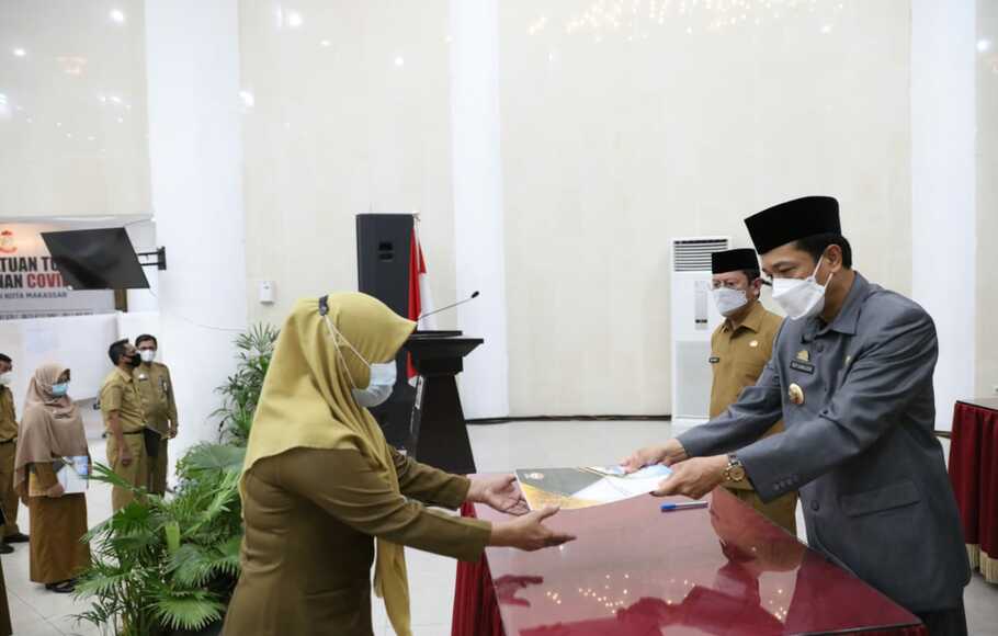 Pejabat Wali Kota Makassar Rudy Djamaluddin (kanan) saat pelantikan pejabat fungsional di Baruga Anging Mammiri Rumah Jabatan Wali Kota Makassar, Selasa (29/12/2020).
