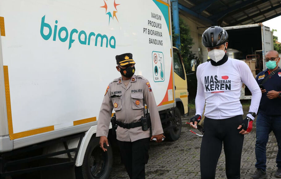 Gubernur Jawa Tengah, Ganjar Pranowo (kanan) saat mengecek vaksin Sinovac di gudang Dinas Kesehatan Pemprov Jateng di Kawasan Industri Tambakaji Semarang, Senin (4/1/2020).

