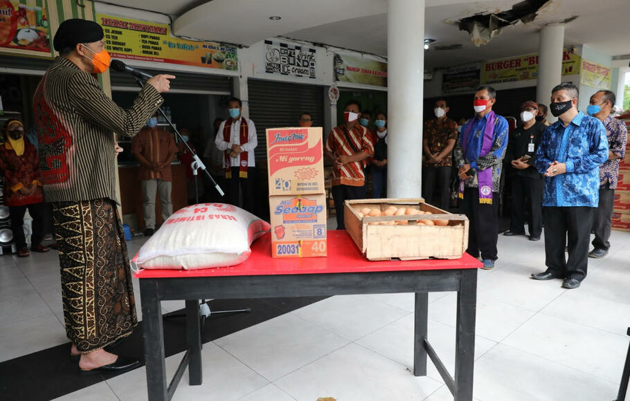 Gubernur Jawa Tengah Ganjar Pranowo, menyerahkan bantuan bahan makanan kepada Persekutuan Doa Oikuname Kristen- Katolik Mutiara Kasih Semarang, Kamis, 7 Januari 2021.