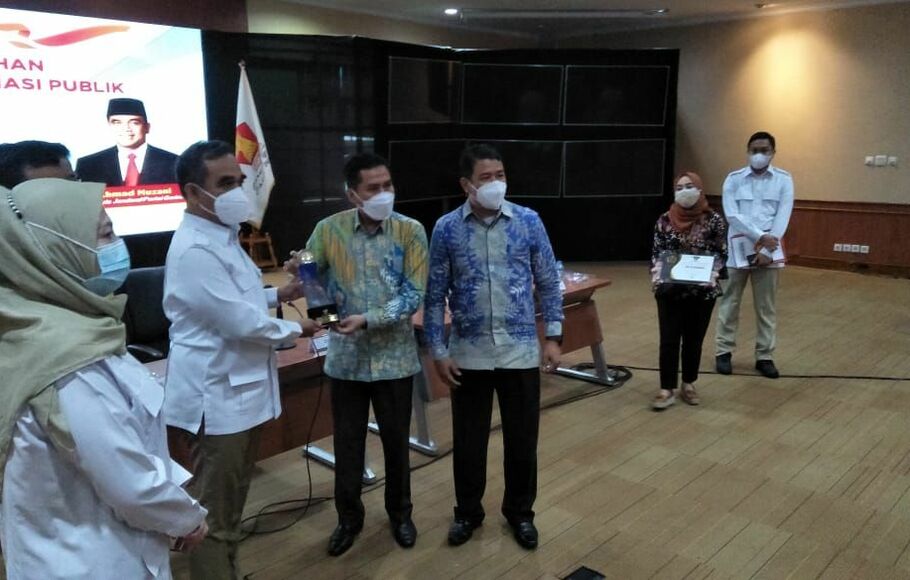 Sekjen Partai Gerindra Ahmad Muzani menerima penghargaan yang diberikan langsung oleh Komisioner Bidang Kelembagaan KIP, Cecep Suryadi dan Komisioner Bidang Regulasi dan Kebijakan Publik KIP, M. Syahyan, di Kantor DPP Partai Gerindra, Jakarta Selatan, Kamis (7/1/2021).