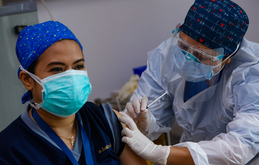 Petugas medis menyuntikan vaksin Covid-19 ke seorang dokter di RS Siloam TB Simatupang, Jakarta, Kamis, 14 Januari 2021.
